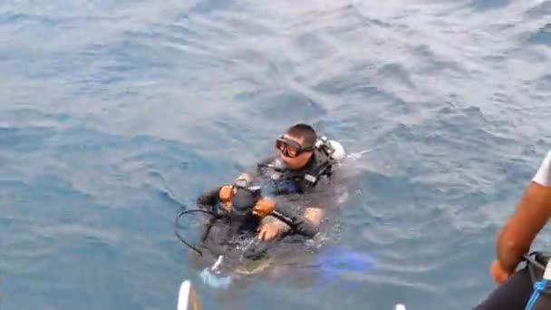 Dykning. Turist med en instruktör i Röda havet förbereder sig för ett — Stockvideo