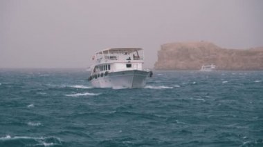 Turistler ile Pleasure Boat Kayalar arka planda Fırtına Denizi'nde Yelken olduğunu. Mısır