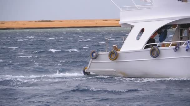 Bateau de plaisance avec des touristes navigue dans la mer de tempête. Egypte, Sharm El Sheikh — Video