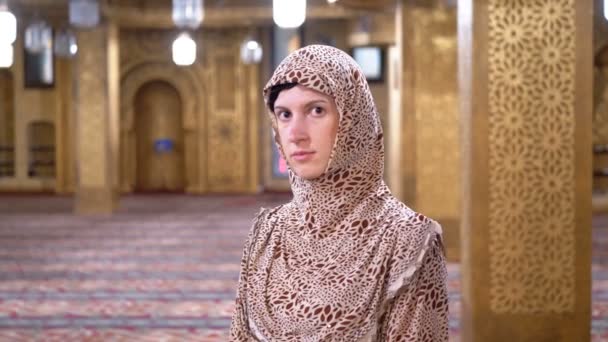 Woman Dressed in a Nuns Robe Stands Inside an Islamic Temple. Egypt — Stock Video