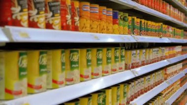 Bir süpermarket mağaza raflarında sergilenen ürünler ve ürünler