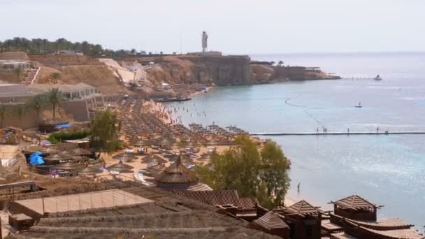 Panoramatický výhled na Coral Beach s deštníky, lehátky a palmami v luxusním hotelu na Rudém moři na útesu. Egypt. — Stock video