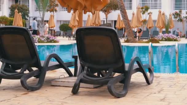 Sunbed Lounger cerca de la piscina con agua azul en el Resort de Egipto. — Vídeos de Stock