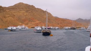 Mısır Çölü'ndeki Dağların arka planında Gemi ve Yatlı İskele.