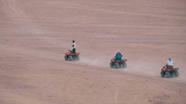 Grupo em passeios de bicicleta quad através do deserto no Egito dirigindo ATVs . — Vídeo de Stock