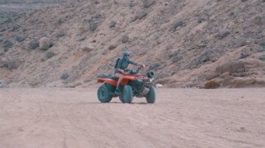 Mısır Çölü'nde Bir Quad Bike Rides Kız