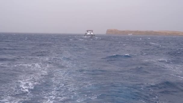 Piacere Barca con i turisti sta navigando nel Mare della Tempesta sullo sfondo di rocce. Egitto — Video Stock