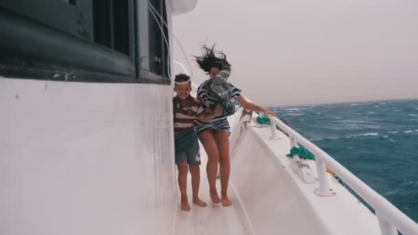 Екстремальний знімок мами і сина на кораблі в бурі — стокове відео