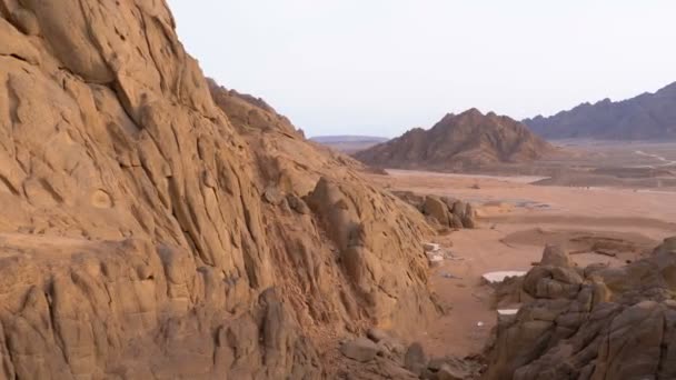 Desierto en Egipto. Vista panorámica del desierto con montañas y rocas en Egipto — Vídeos de Stock