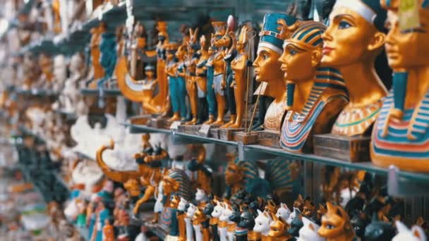 Beeldjes van Egyptische katten van steen en andere producten in de schappen van de winkel in Egypte — Stockvideo