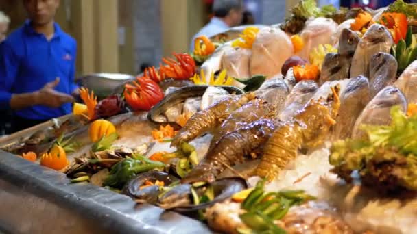 Pesce di mare fresco in vendita sul bancone del negozio in strada — Video Stock