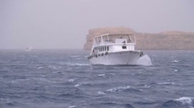 Turistler ile Pleasure Boat Kayalar arka planda Fırtınalı Denizi'nde Yelken. Mısır