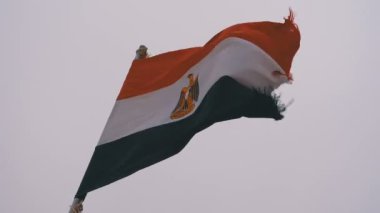 Kötü havalarda teknede Mısır bayrağı dalgalı. Yavaş Çekim