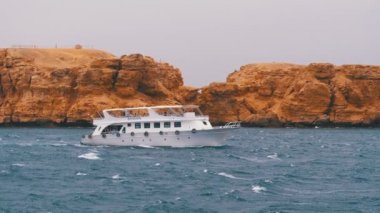 Turistler ile Pleasure Boat Kayalar arka planda Fırtına Denizi'nde Yelken olduğunu. Mısır