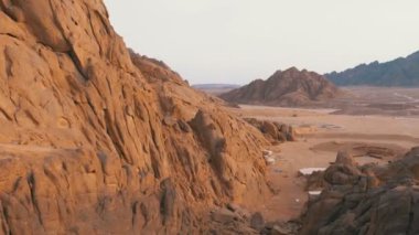 Mısır'da çöl. Mısır'da Dağlar ve Kayalar ile Çöl Panoramik görünümü