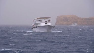 Turistler ile Pleasure Boat Kayalar arka planda Fırtına Denizi'nde Yelken olduğunu. Mısır