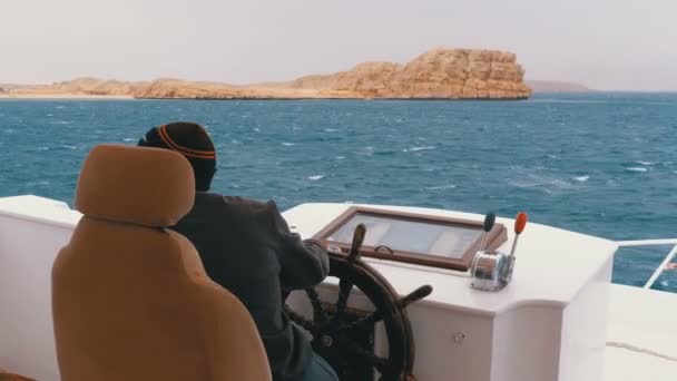 Kapitein bestuurt het toeristische jacht in Sea Storm. Stuurwiel van een plezierboot. — Stockvideo
