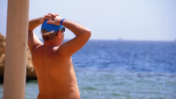 Mężczyzna w średnim wieku sunbathes na plaży Egiptu — Wideo stockowe