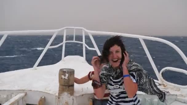 Máma s malým synem na přídi lodi během bouřky a silného větru. — Stock video