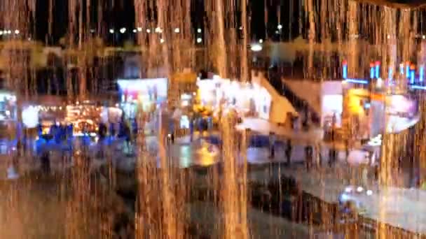 Blick in der Nacht unter dem berühmten Wasserfall in der Altstadt von Sharm el Sheikh, Ägypten. — Stockvideo