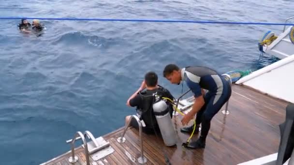 Dykare gör sig redo att hoppa av båten i Röda havet — Stockvideo