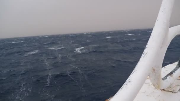 赤海の嵐とハリケーン風の間にクルーズ船の弓の上に波がクラッシュします。エジプト. — ストック動画
