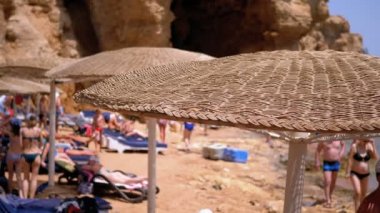 Kızıldeniz'de Mısır'da Şemsiyeli Plaj. Mısır Rocky Coast Sunny Resort