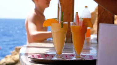 Mısır Sahilinde Bir Bar Sayacında Bir Bardakta Egzotik İçecekler veya Meyve Suları