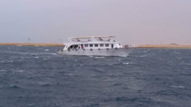 Turistler ile Pleasure Boat Kayalar arka planda Fırtınalı Denizi'nde Yelken. Mısır. Yavaş Çekim