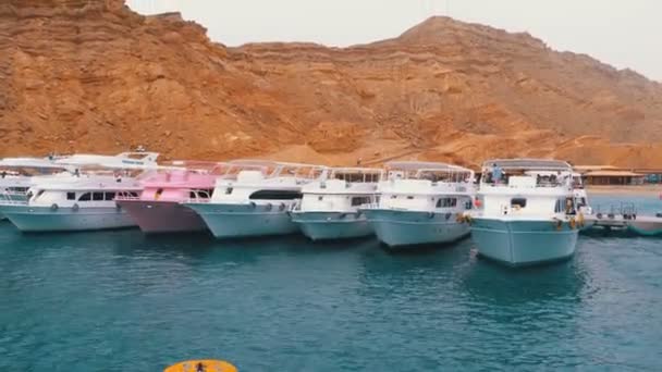 Muelle con barcos y yates en el fondo de las montañas en el desierto de Egipto . — Vídeo de stock