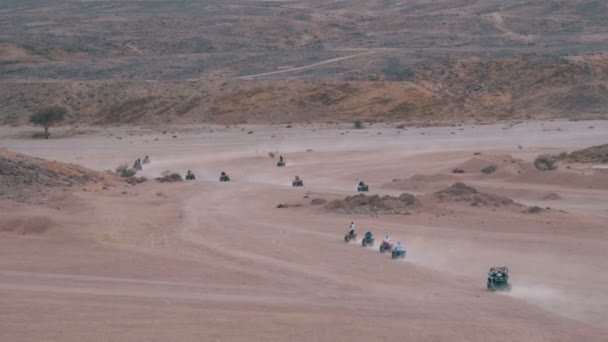 Kolonne eines Quads fährt durch die Wüste in Ägypten vor der Kulisse der Berge. Fahratvs. — Stockvideo