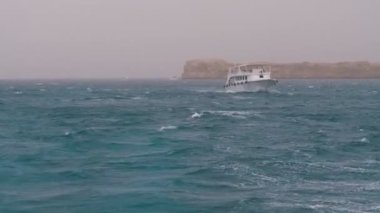 Turistler ile Pleasure Boat Kayalar arka planda Fırtınalı Denizi'nde Yelken. Mısır
