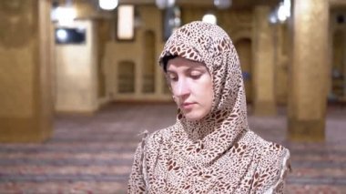 Bornozdaki Rahibe Bir İslam Camii'nin Içinde Duruyor. Mısır