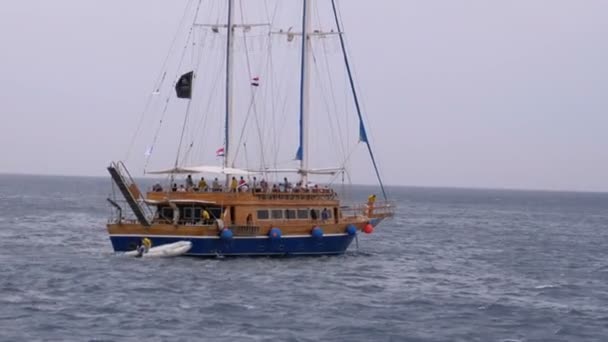 Hermosas velas de yate turístico en el mar tormentoso. Egipto — Vídeos de Stock