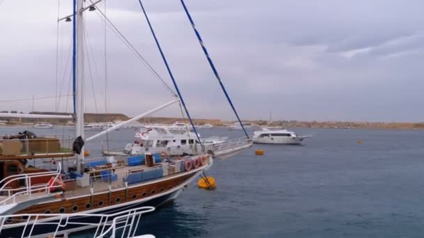 Puerto con hermosos yates en el muelle en Egipto — Vídeos de Stock