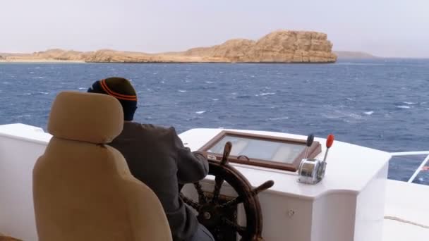 Капитан управляет туристической яхтой "Морской шторм". Рулевое колесо судна удовольствия . — стоковое видео