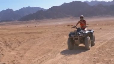 Dağların Arka Planda Mısır Çölü'nde Dört Bisiklet Rides Kız