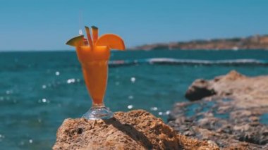 Mısır plajında Straw ile bir cam tropikal taze kokteyl Kızıldeniz arka planda bir kaya duruyor
