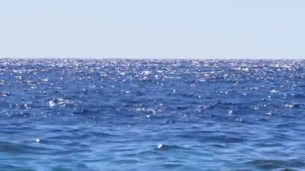 Prachtig landschap van het water oppervlak in de rode zee — Stockvideo