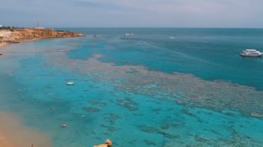 Mercan Resifi yakınındaki Kızıldeniz'deki Luxury Hotel'de Şemsiyeli ve Şezlonglu Plaj. Mısır.