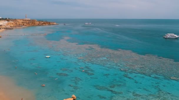 Strand mit Sonnenschirmen und Liegen im Luxushotel am Roten Meer in der Nähe des Korallenriffs. Ägypten. — Stockvideo