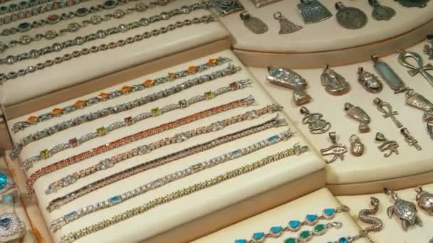 Smycken gjorda av silver i skyltfönstret — Stockvideo