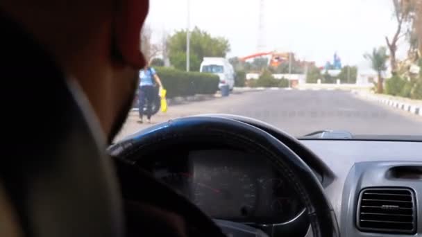 Vista desde la parte posterior de un taxista en Egipto, que pasea por la ciudad turística durante el día — Vídeos de Stock