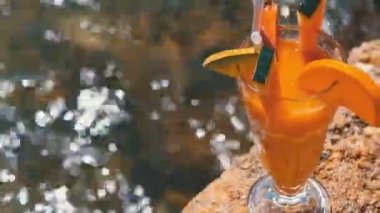 Mısır plajında Straw ile bir cam tropikal taze kokteyl Kızıldeniz arka planda bir kaya duruyor