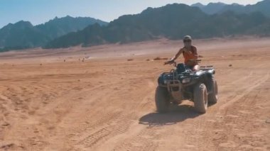 Dağların Arka Planda Mısır Çölü ile Dört Bisiklet Rides Seksi Kız