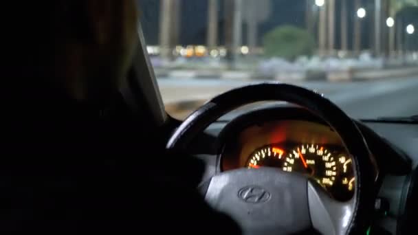 Widok kierownicy wewnątrz taksówki samochód, który jeździ przez miasto nocne kurortu w Egipcie — Wideo stockowe
