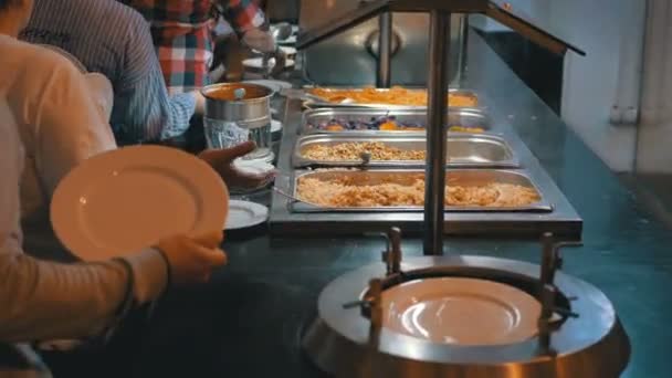 Snídaně formou bufetu. Různé Ready-made Stravování na pultu v egyptské restauraci. — Stock video