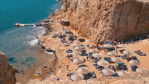 Kliffen en pleziervaartuigen in de rode zee op het strand van Egypte — Stockvideo