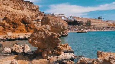Mercan Resifi yakınlarındaki Kızıldeniz'deki Rocky Plajı. Mısır. Kızıldeniz Kıyısında tatil köyü.