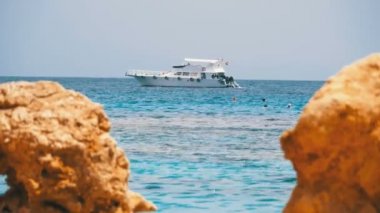Mısır, Mercan Resifi yakınlarındaki Kızıldeniz'de Şemsiye ve Şezlonglu Plaj.